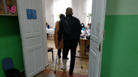 FOTO/VIDEO: Cu piciorul în ghips, dar a venit să voteze. „Nu am încredere în ăștia care vin acasă”